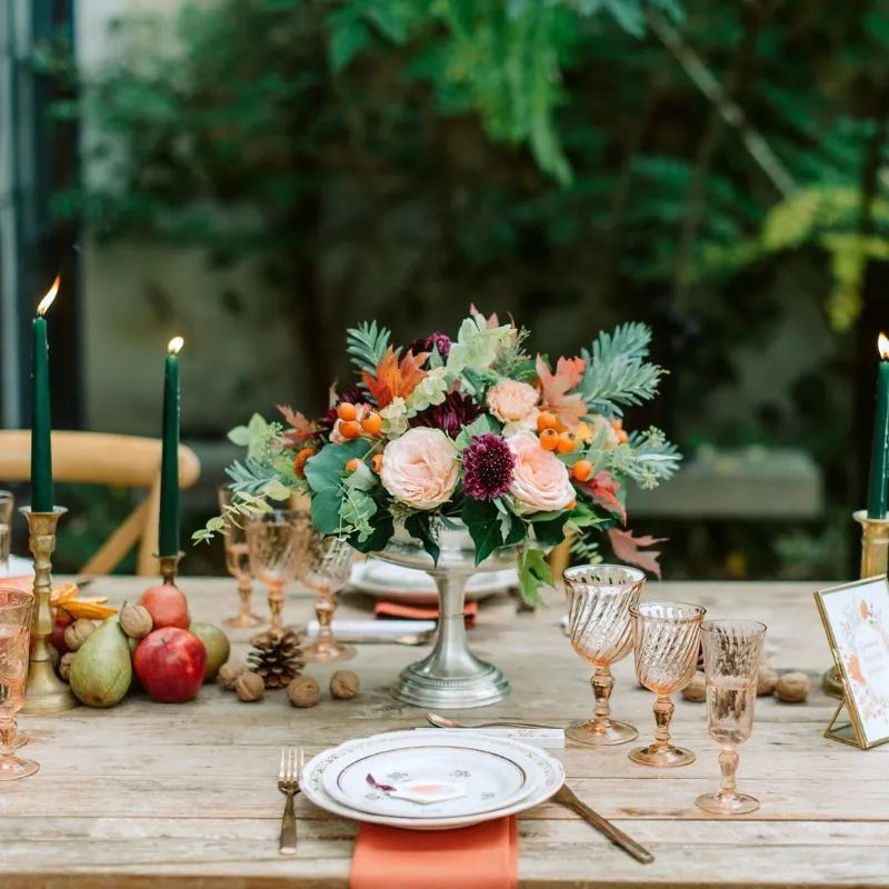 table mariage avec bouquet de fleurs