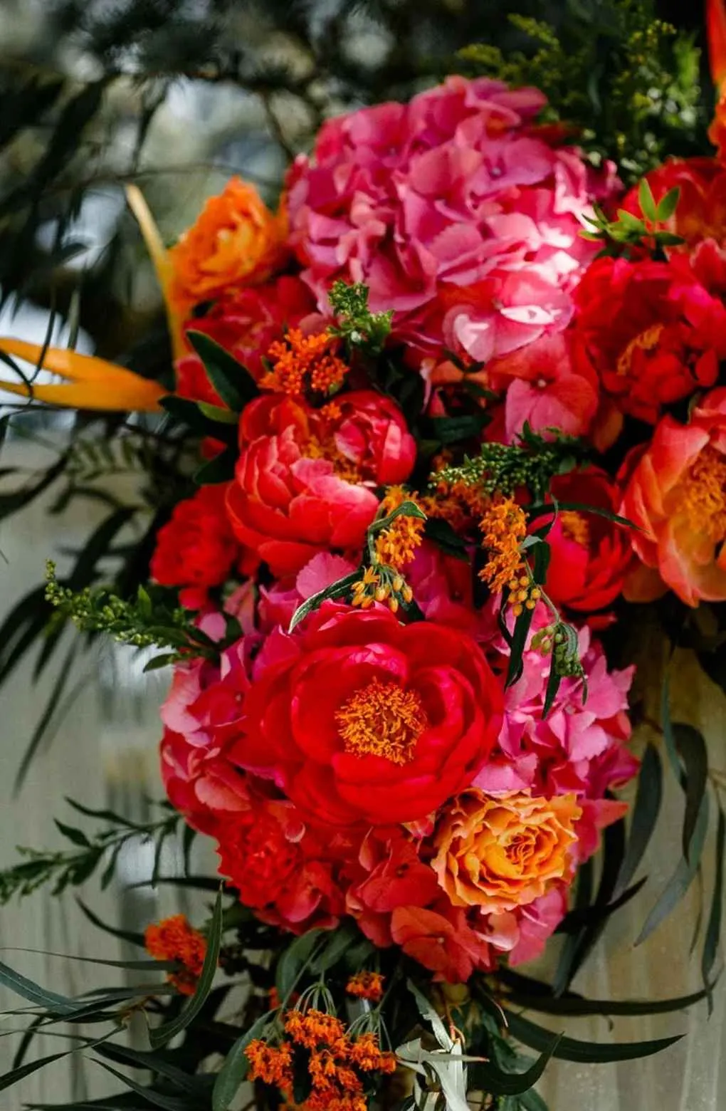 Bouquet de fleurs aux tons corail et rosé