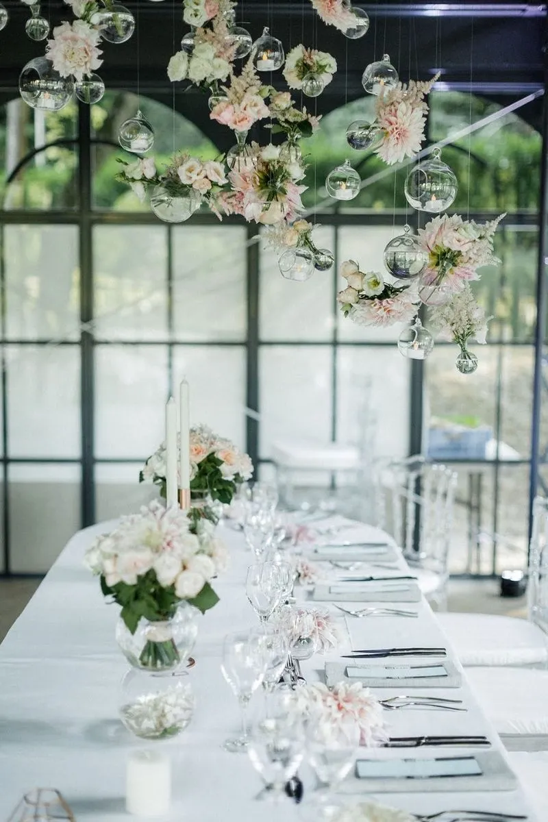 salle de reception avec table d'honneur au chateau d'hardricourt
