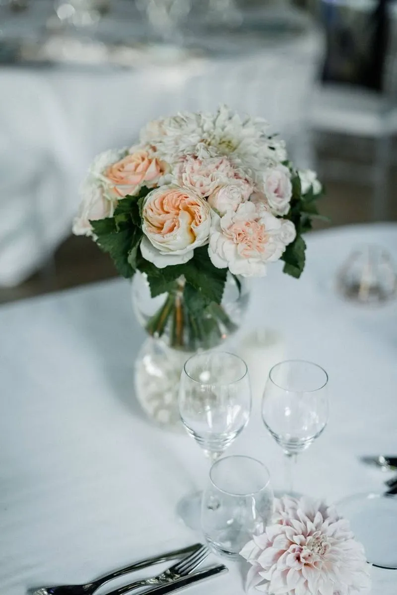 bouquet posé sur une table au chateau d'hardricourt