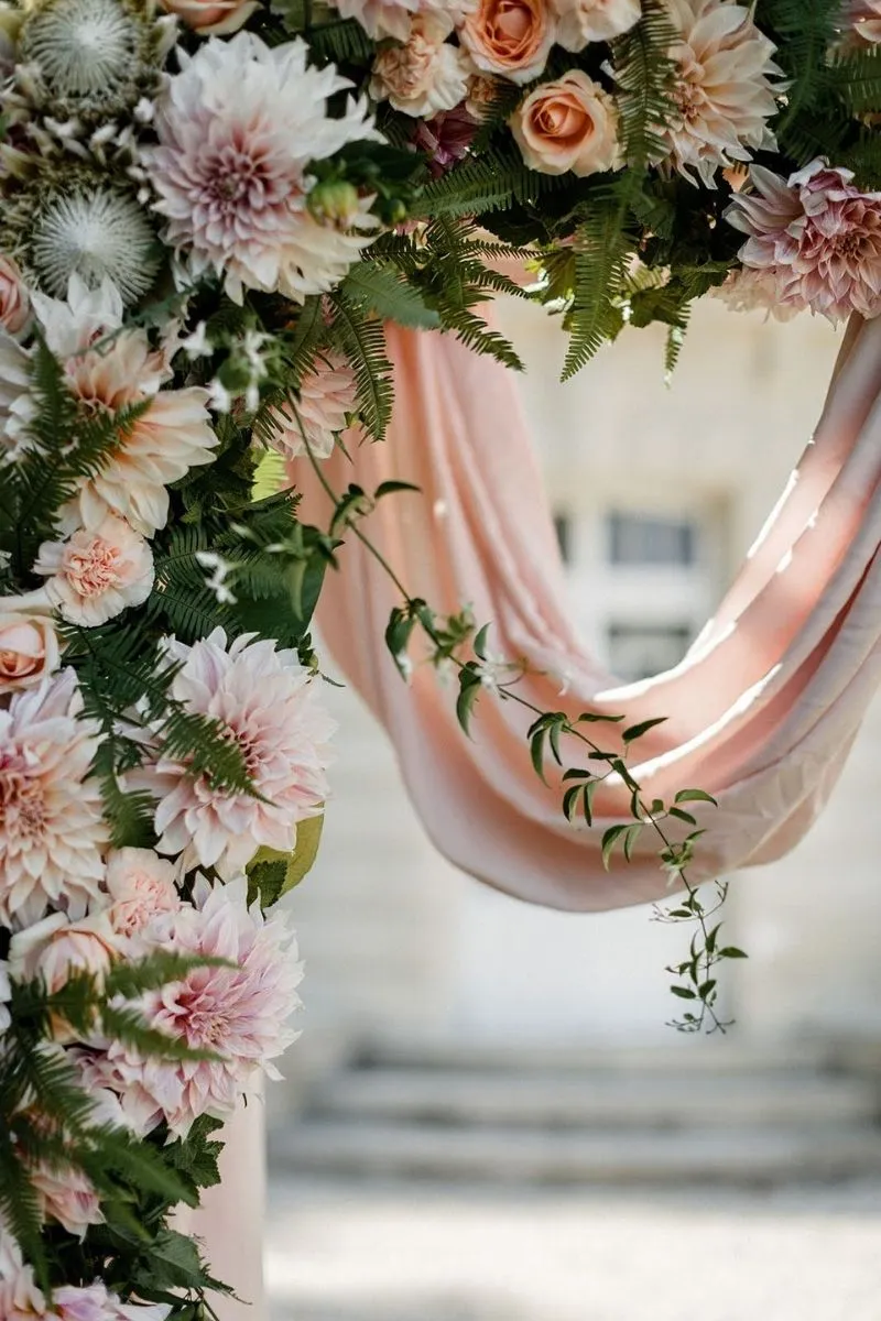 zoom sur l'arche en fleurs