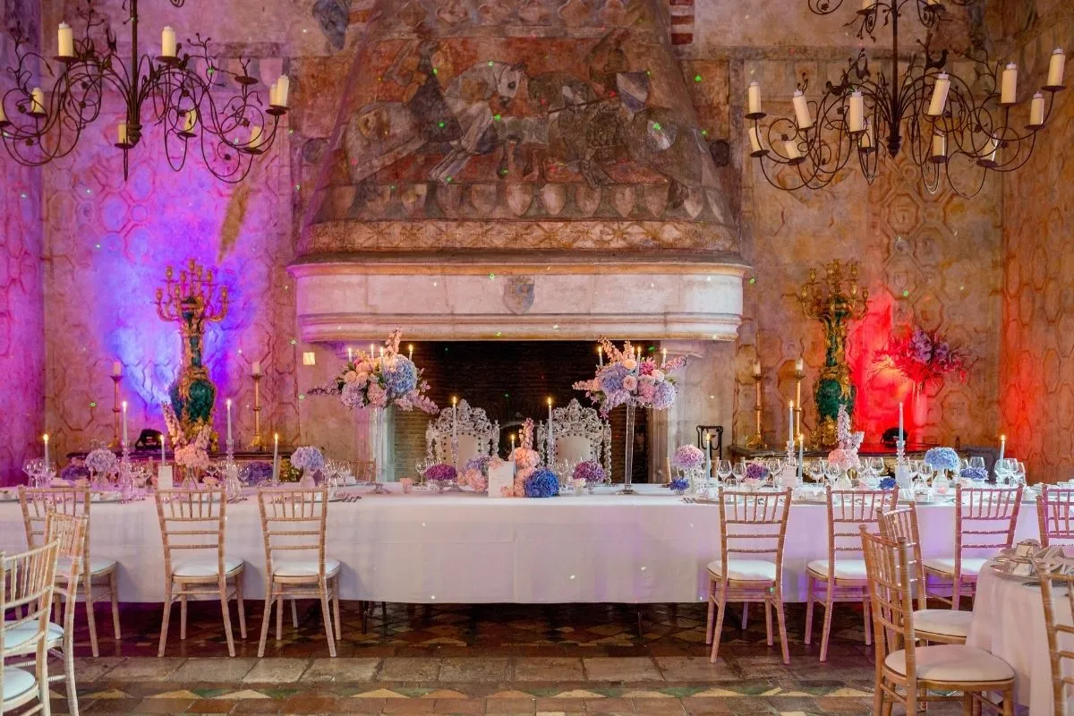 salle avec table d'honneur chateau de farcheville