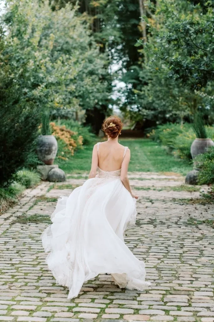 la mariée qui court du Domaine de Quincampois sortie de cérémonie mariée