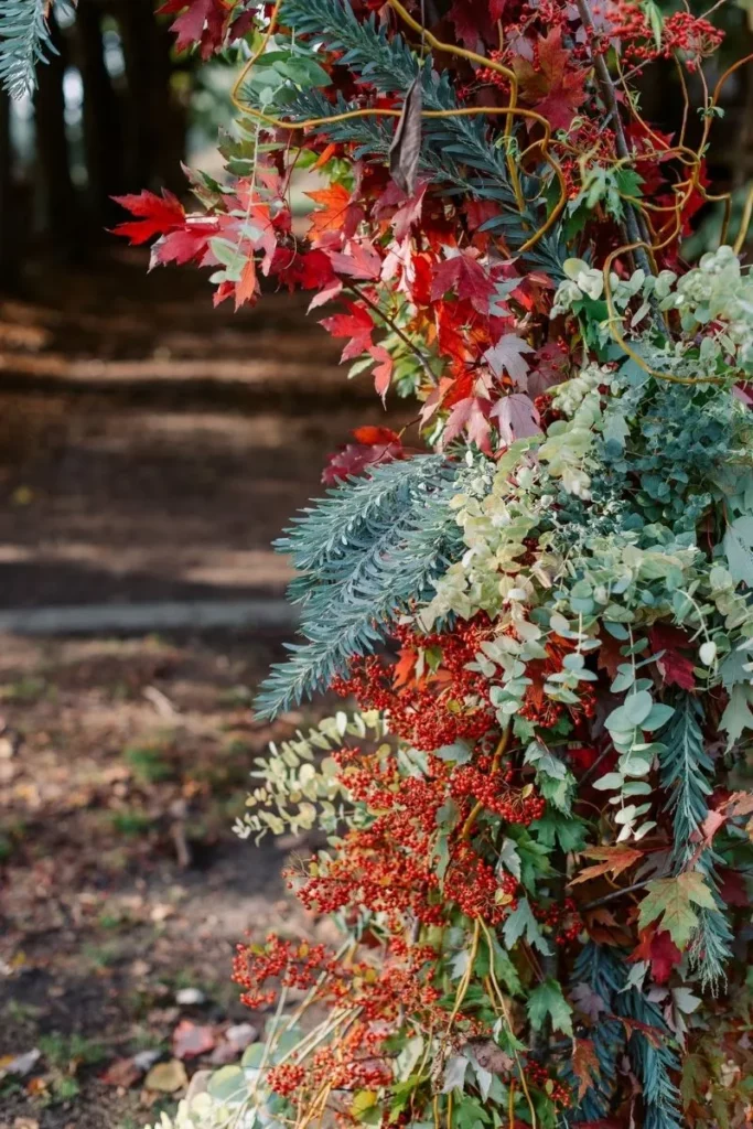 zoom sur arche en feuilles et fleurs du Domaine de Quincampois feuillage aux couleurs de l'automne