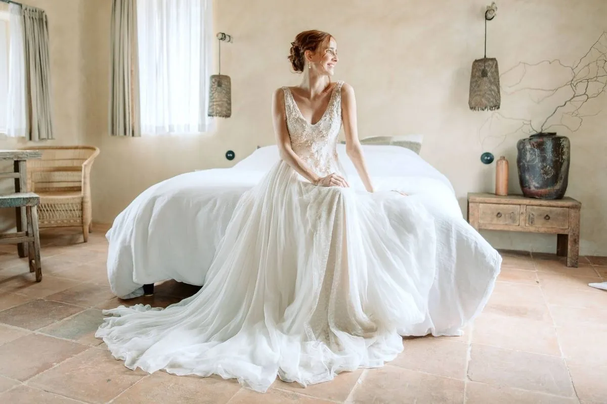 la mariée sur un lit du Domaine de Quincampois