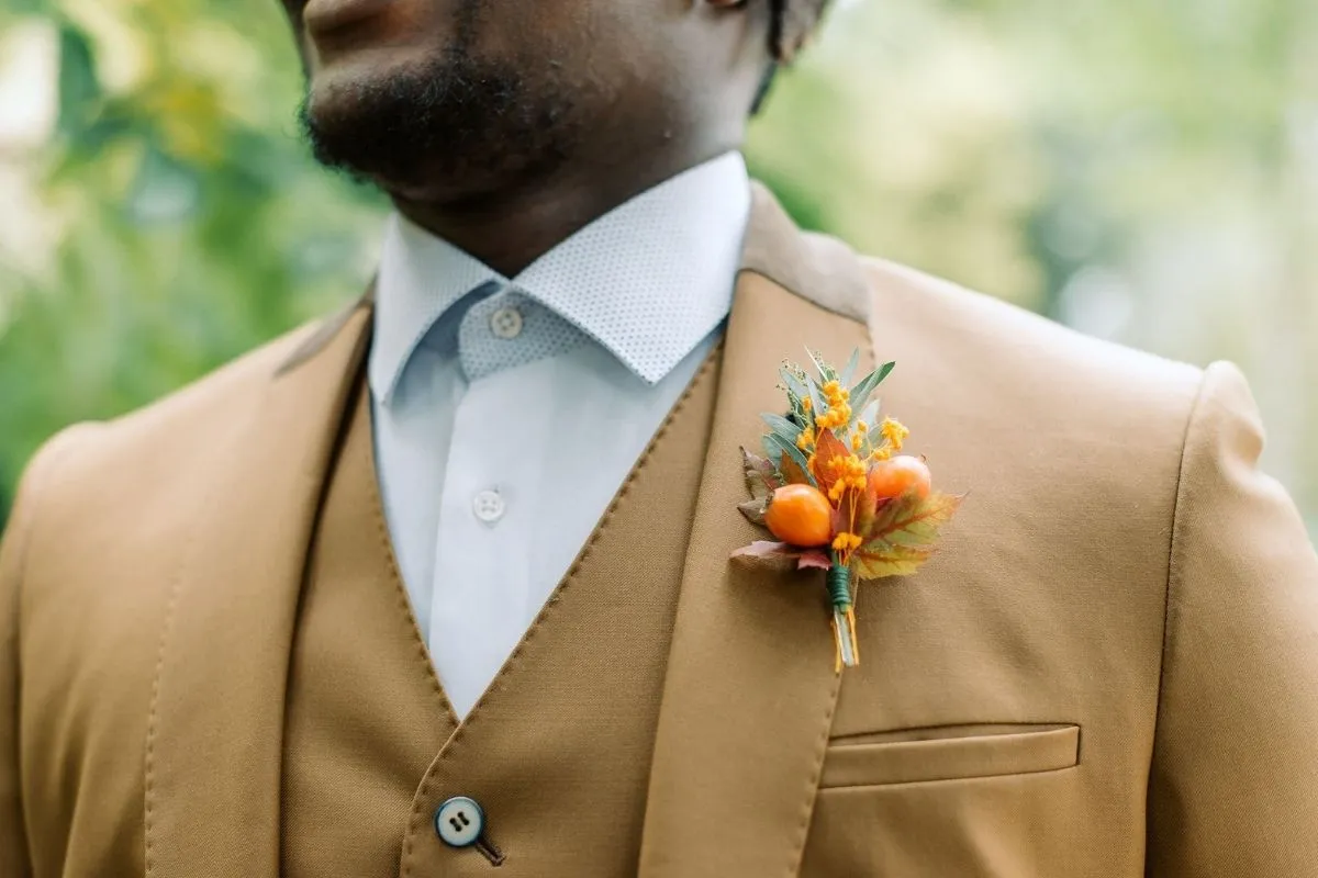 zoom sur la tenue du témoin avec sa broche Domaine de Quincampois