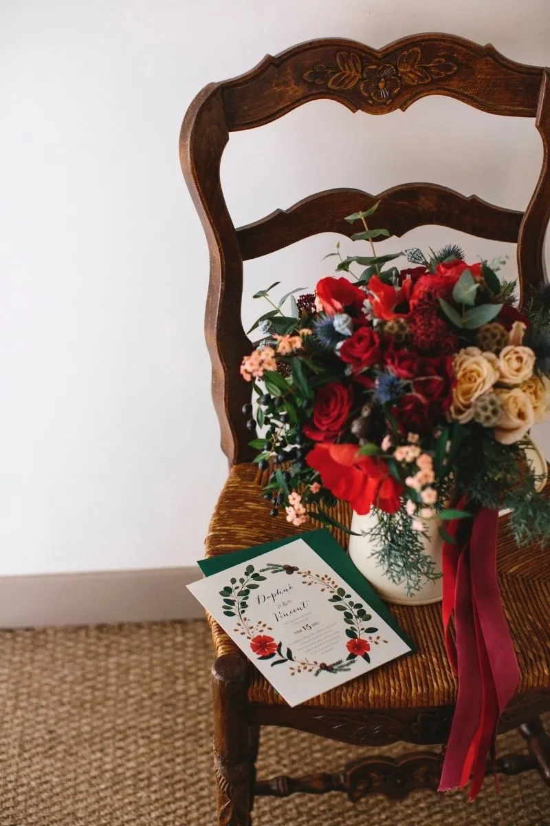 bouquet de fleurs posées sur une chaise Domaine de Verderonne