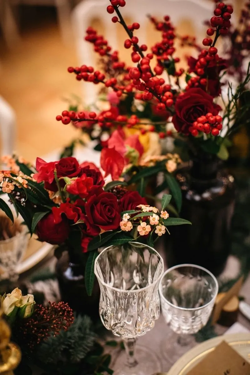 bouquet de fleurs posé sur une table au Domaine de Verderonne