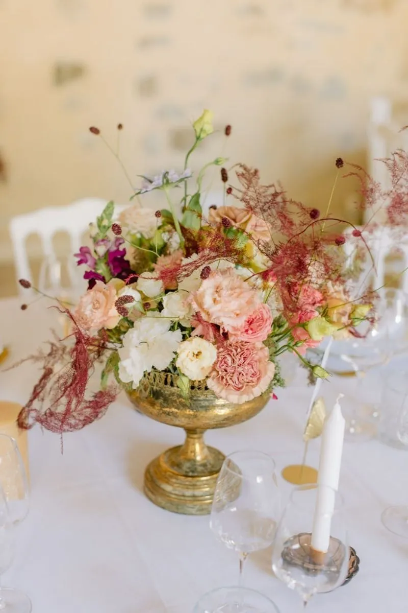 bouquet de fleurs posé sur la table du domaine des Papillons