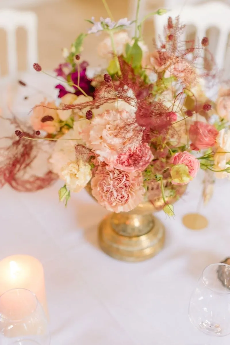 composition florale sur la table du domaine des Papillons