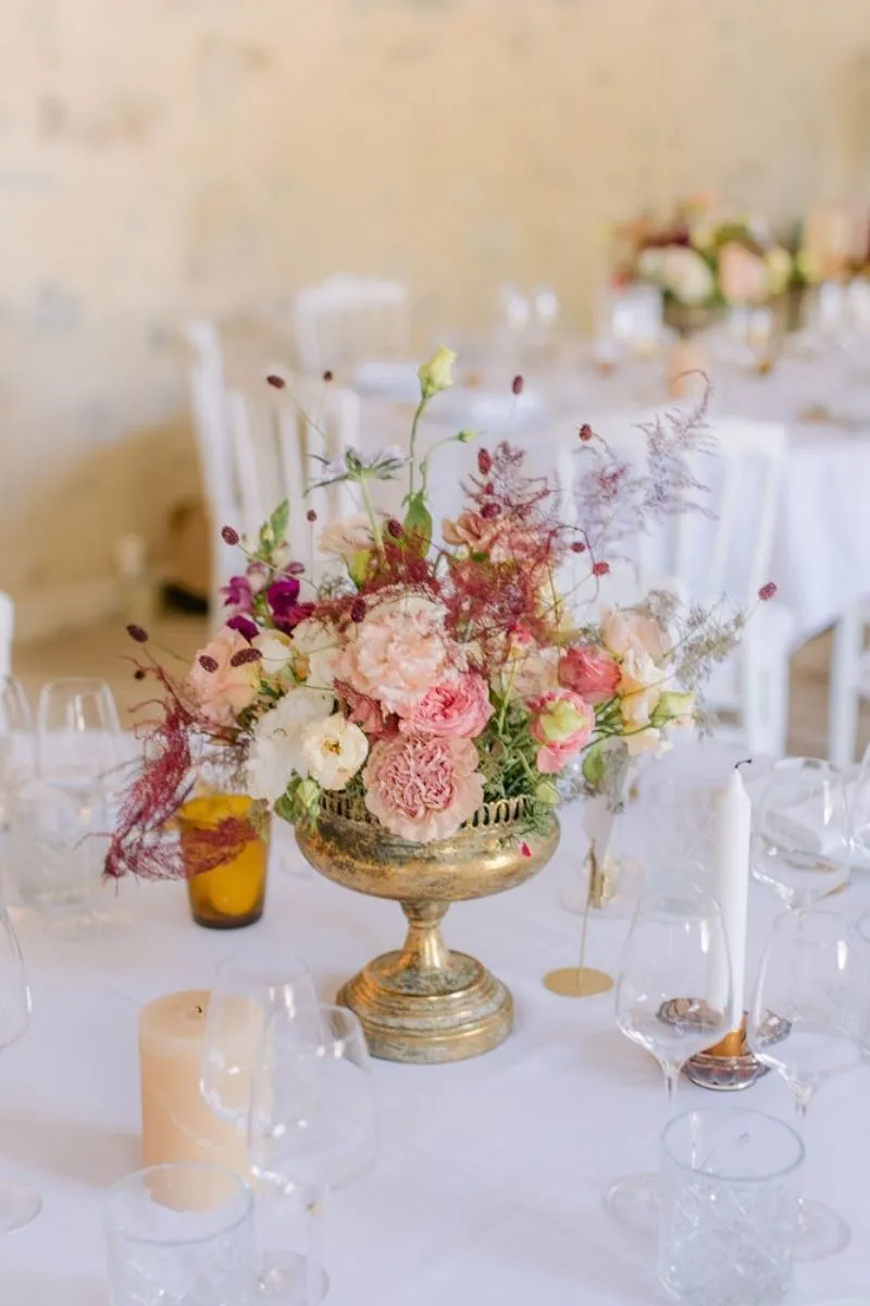 composition florale sur la table d'honneur du domaine des Papillons