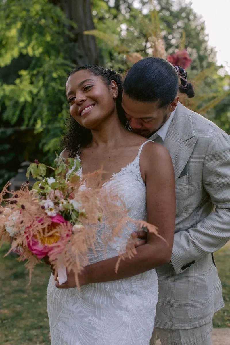 mariés avec leur bouquet du domaine des Papillons
