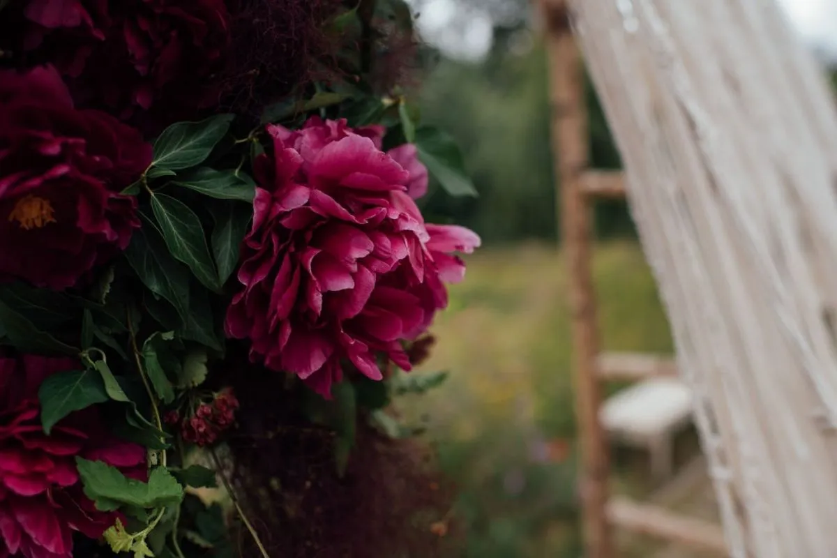 zoom sur les fleurs pendant la cérémonie à la Ferme d'Armenon