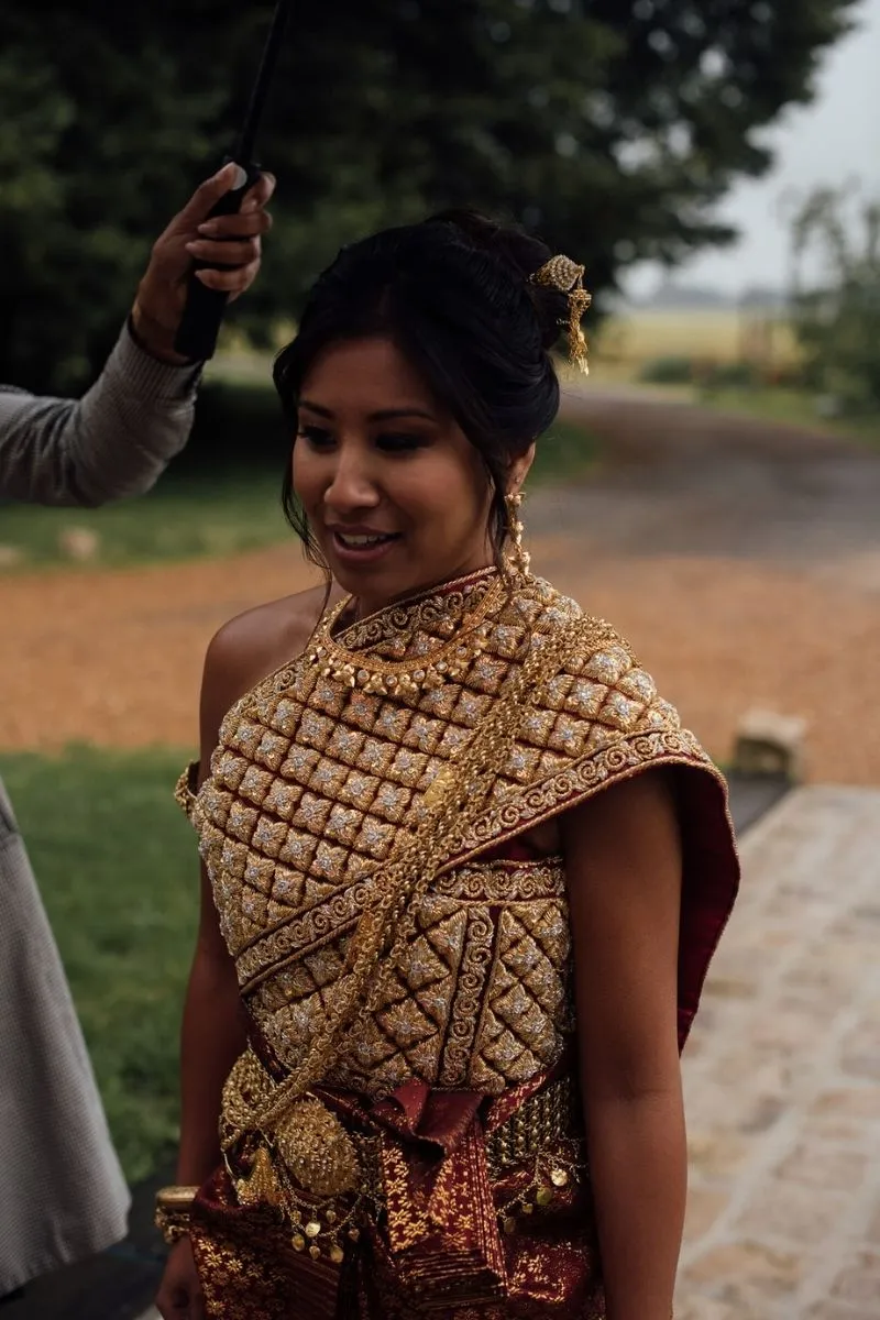 la mariée avec sa tenue traditionnelle à la Ferme d'Armenon