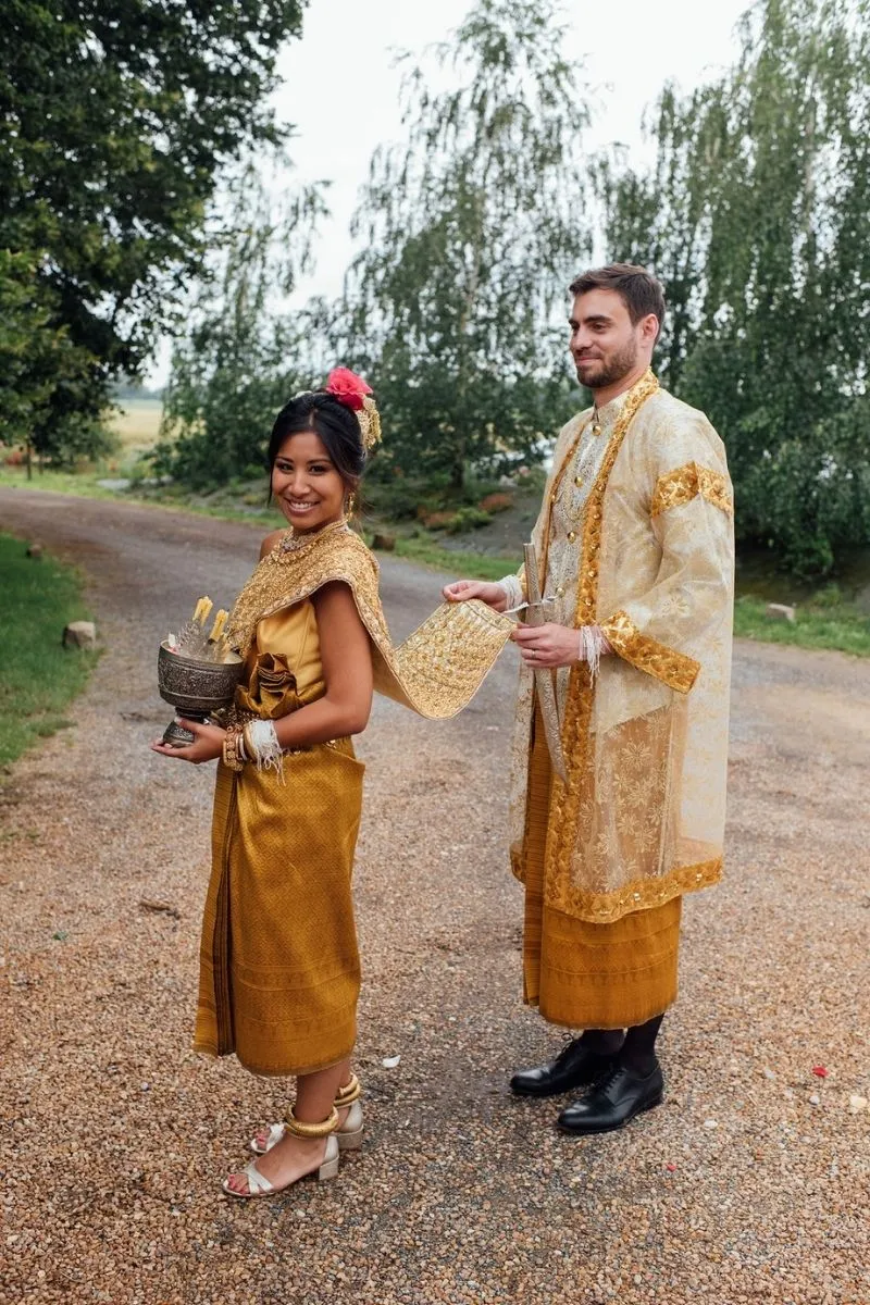 les mariés en tenue traditionnelle à la Ferme d'Armenon