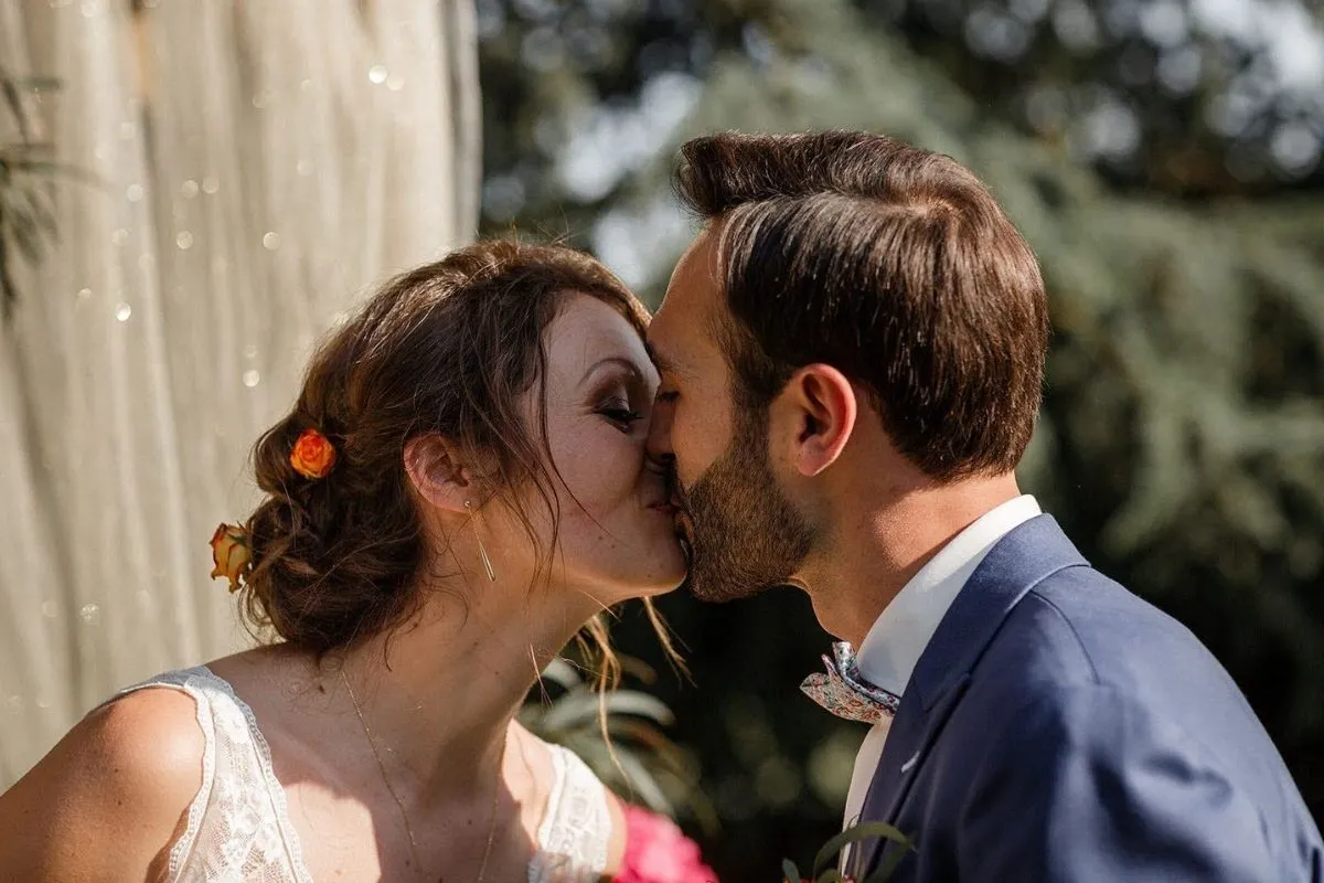 les mariés qui s'embrassent du Mariage fun et coloré