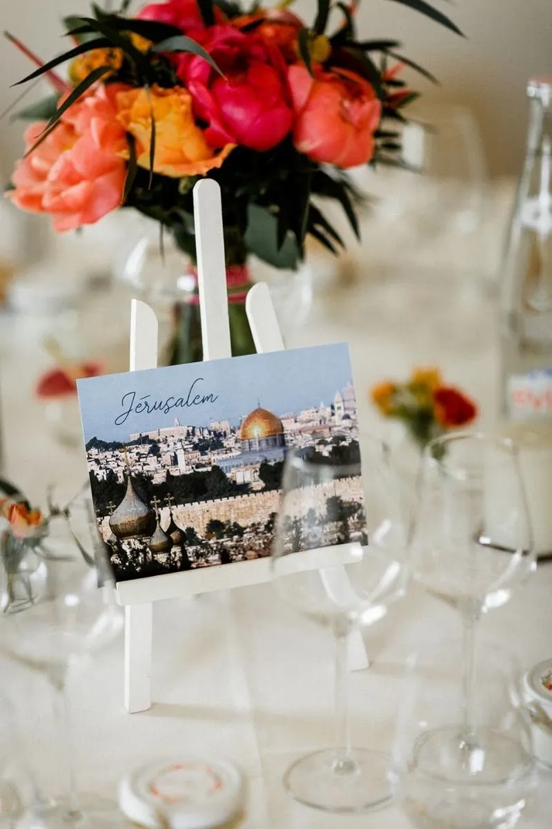 zoom sur installation de table du Mariage fun et coloré