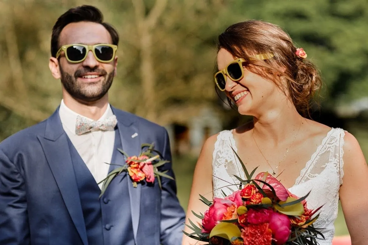 les mariés avec leur lunettes de soleil du Mariage fun et coloré