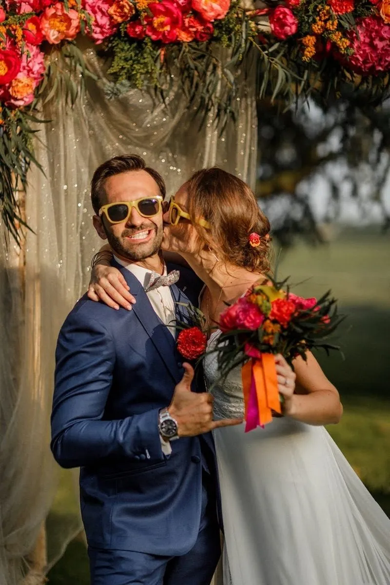 les mariés du Mariage fun et coloré