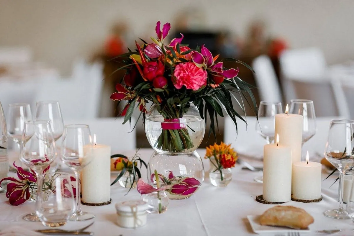 zoom sur la table d'honneur zoom sur le bouquet du Mariage fun et coloré