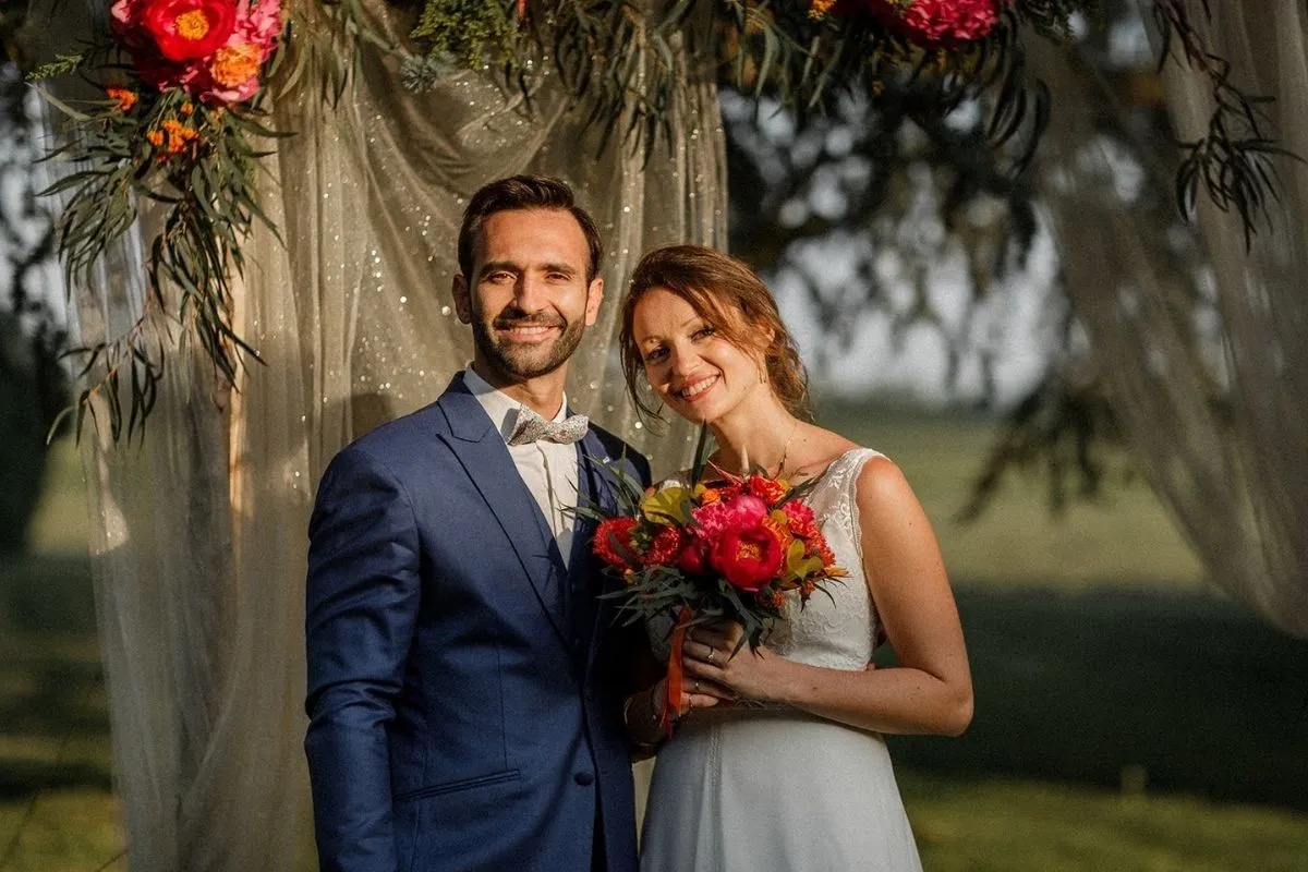 les mariés du Mariage fun et coloré