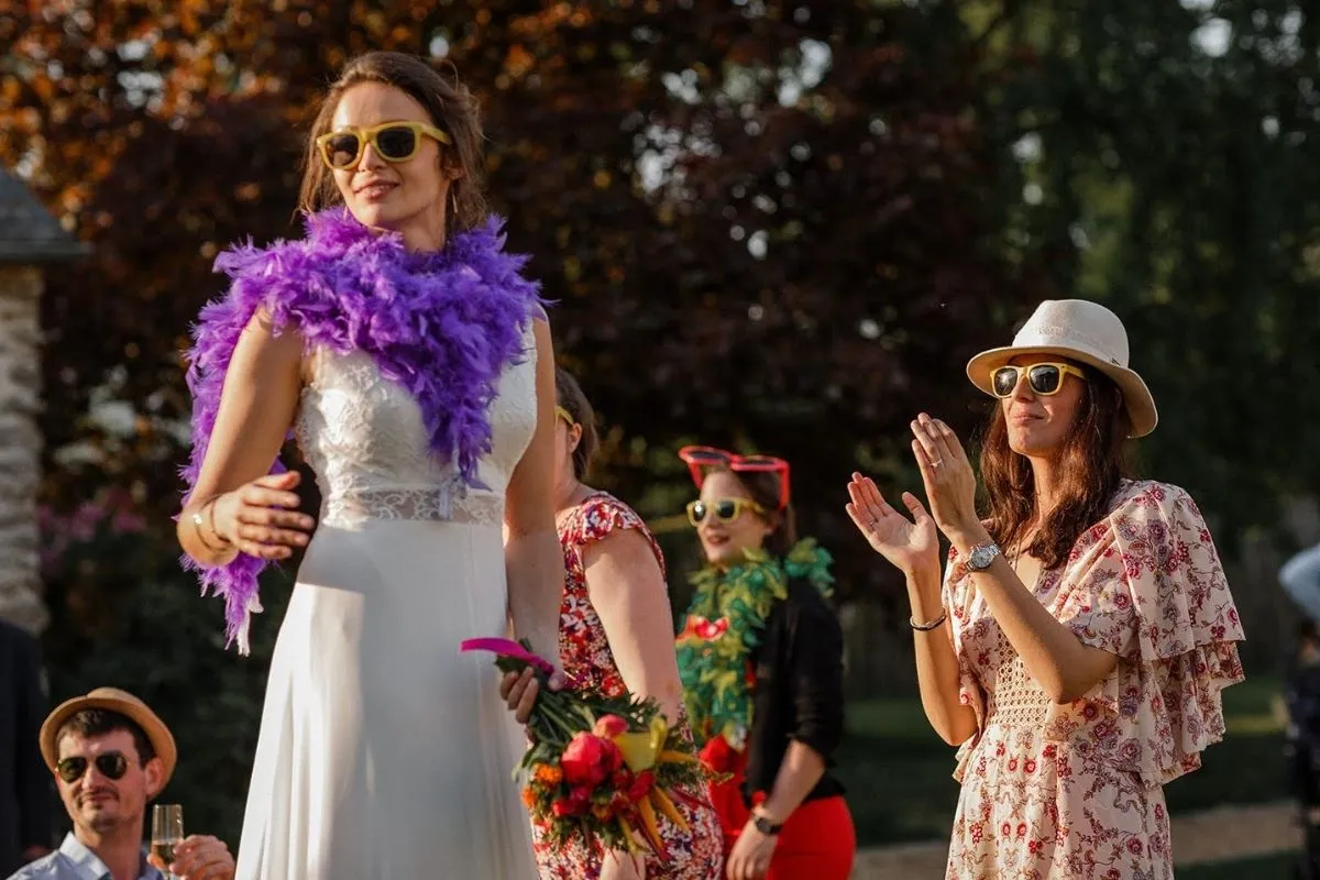 la marié avec une écharpe violette du Mariage fun et coloré