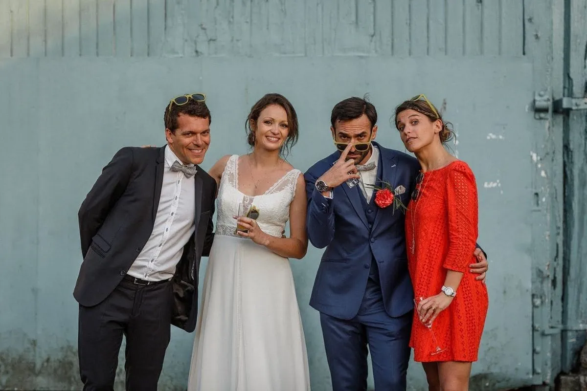 les mariés et des amis du Mariage fun et coloré