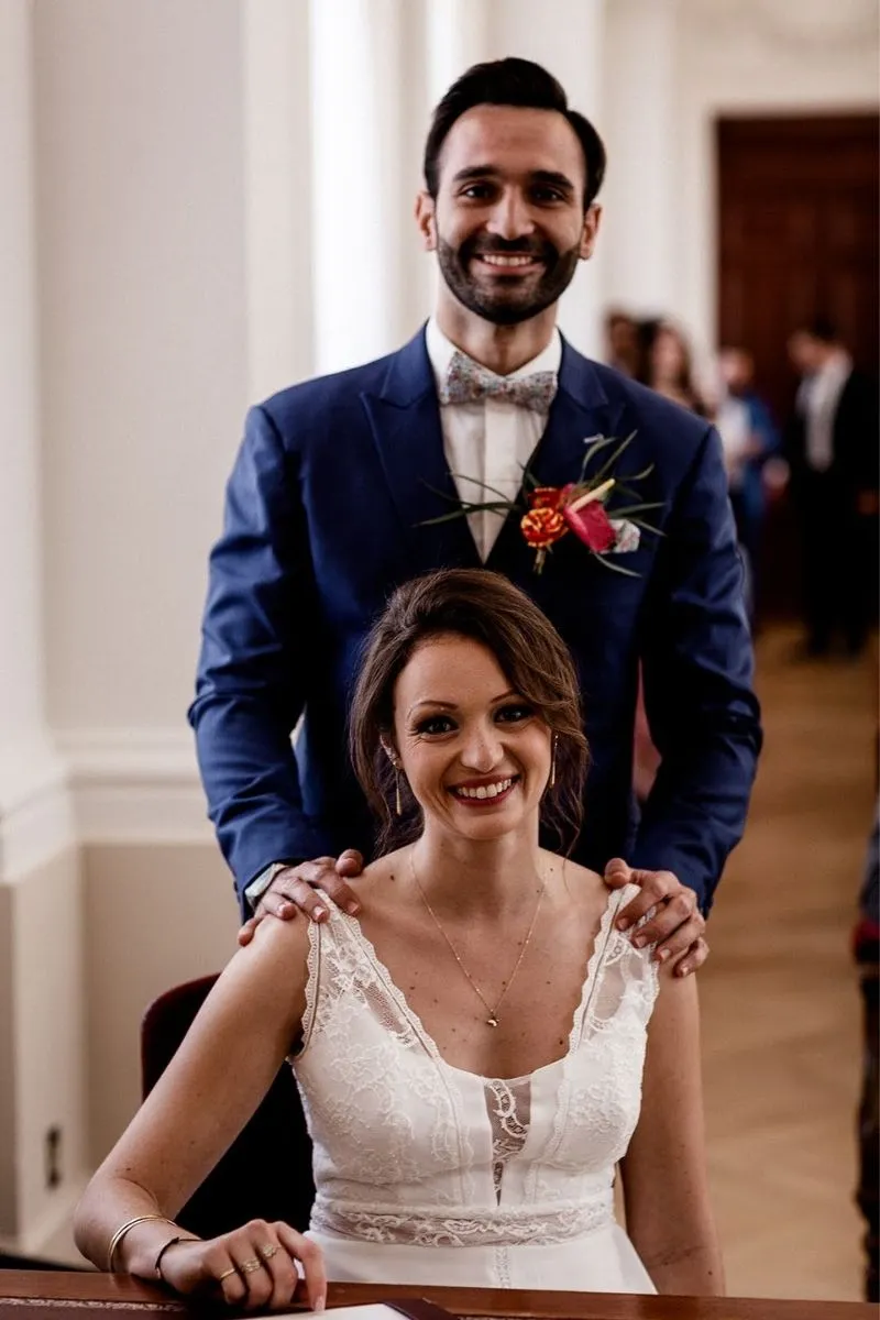 les mariés entrain de signer du Mariage fun et coloré
