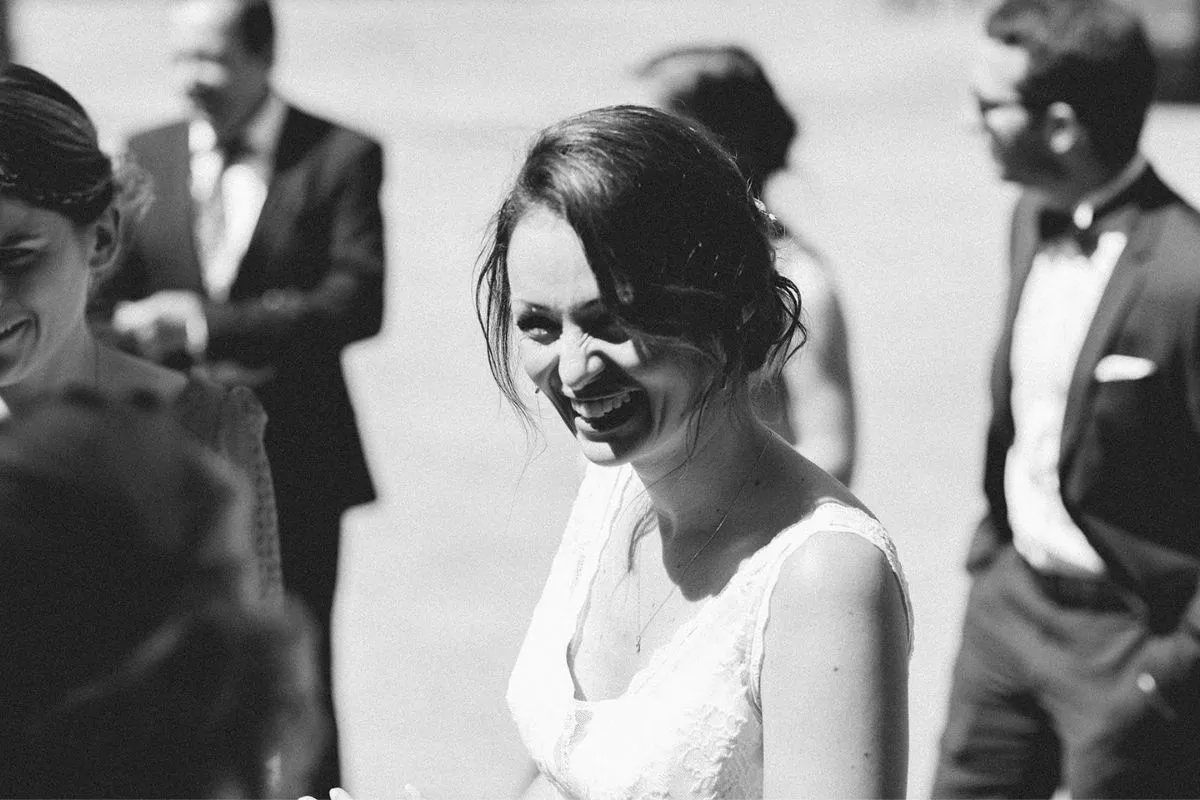 mariée en noir et blanc du Mariage fun et coloré