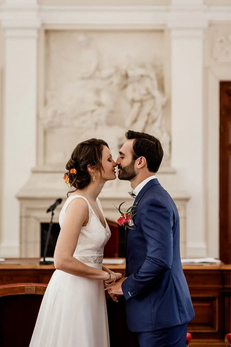 les mariés qui s'embrassent du Mariage fun et coloré