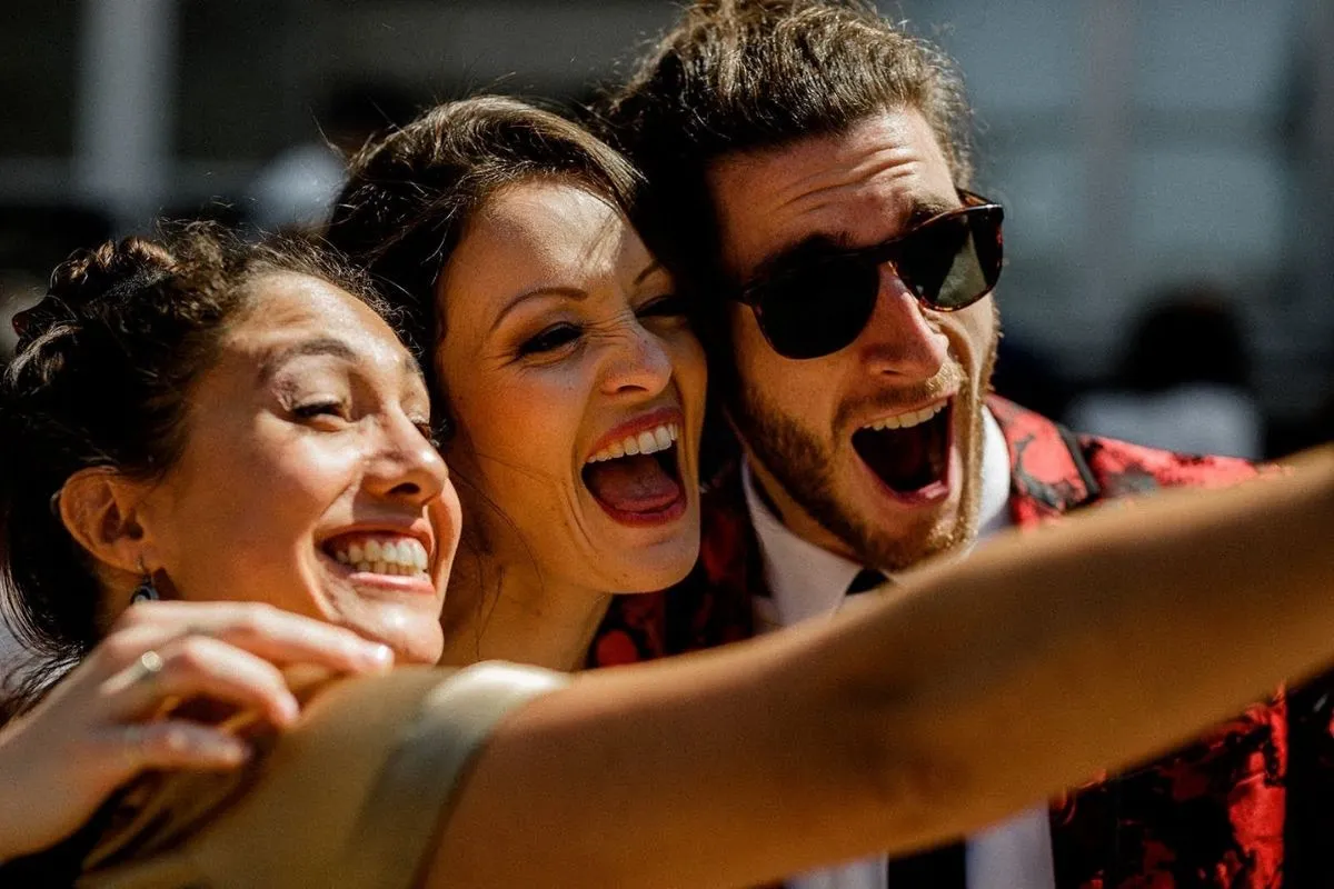 des gens qui sourient du Mariage fun et coloré