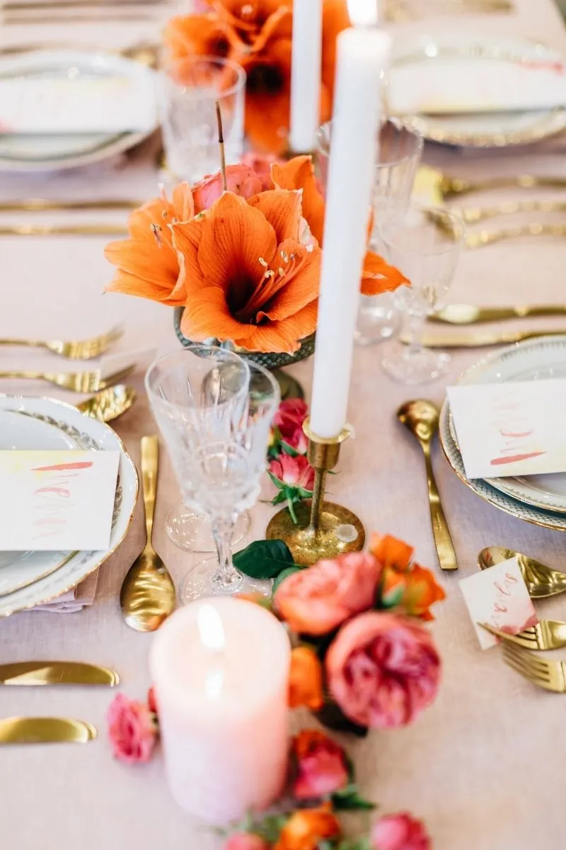 bougies et fleurs sur table