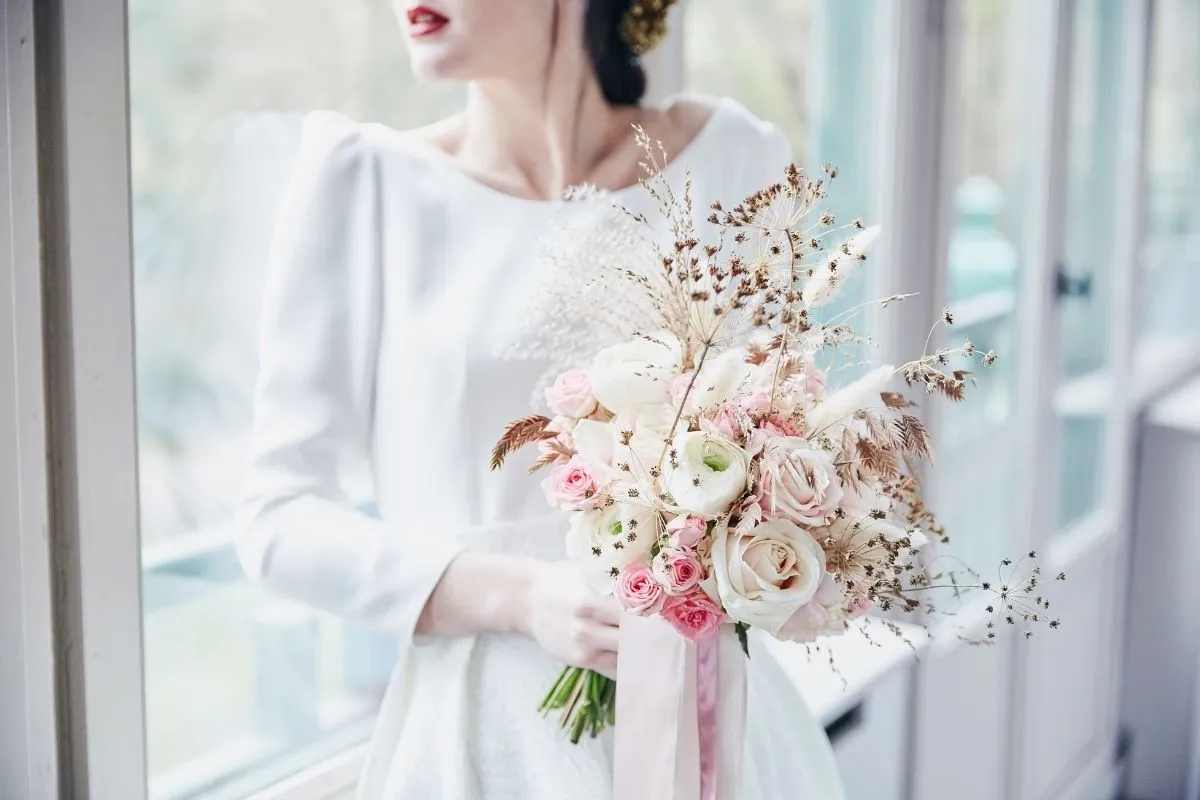 femme portant un bouquet de fleurs