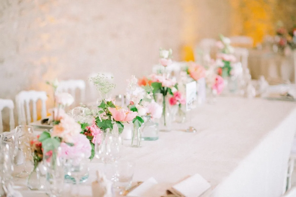 table avec bouquet de fleurs