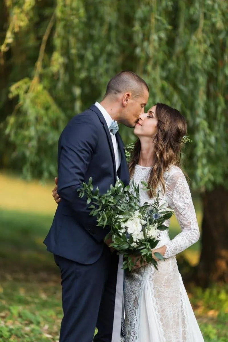 mariés qui s'embrassent d'un mariage thème végétal