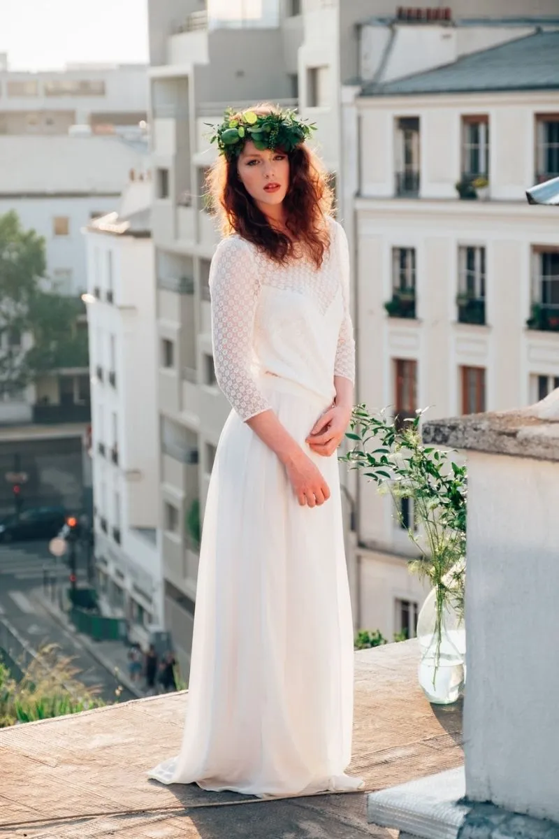 mariée qui pose avec son bouquet d'un mariage thème végétal
