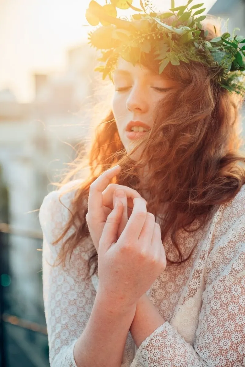 zoom sur la mariée avec sa couronne de fleurs d'un mariage thème végétal