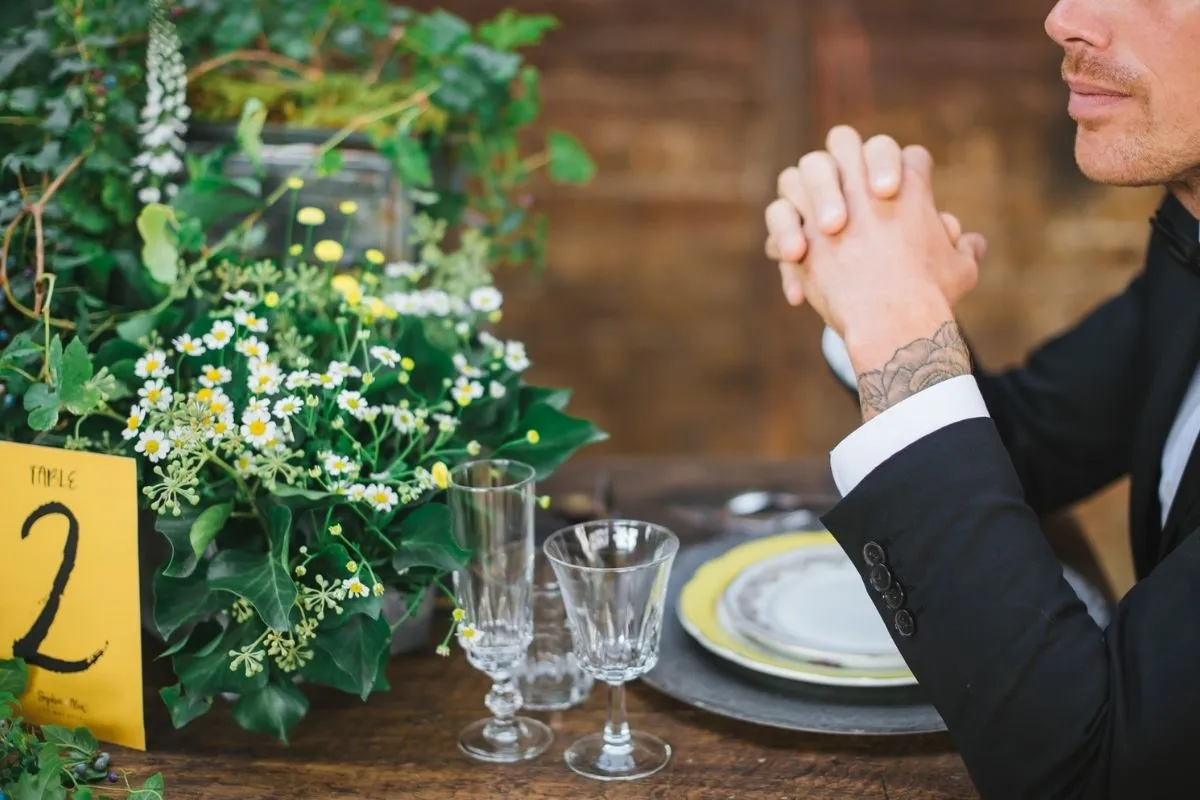 le marié à sa table de reception
