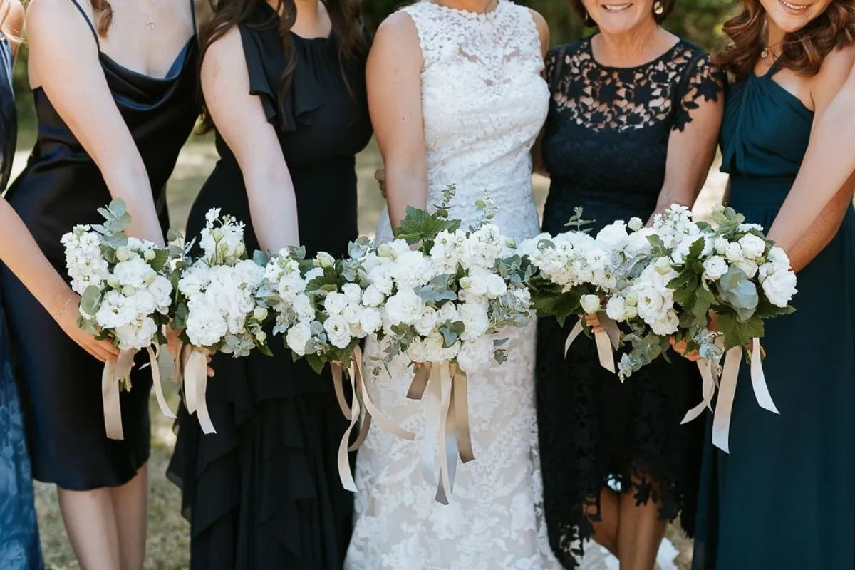 la marié et ses demoiselles d'honneur et. leurs bouquets