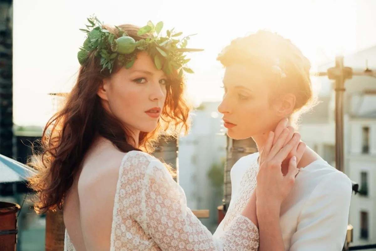 zoom sur deux mariées d'un mariage thème végétal