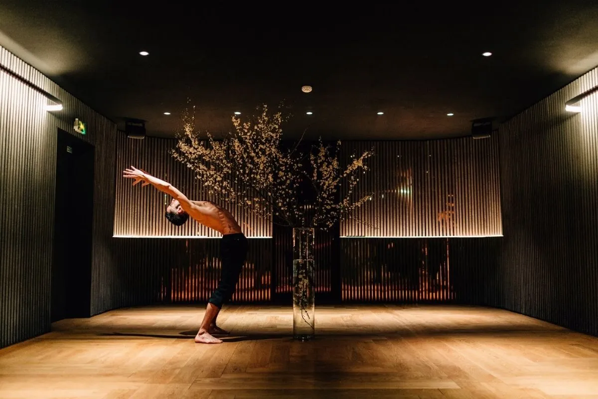 shooting d'un homme qui danse autour d'une plante