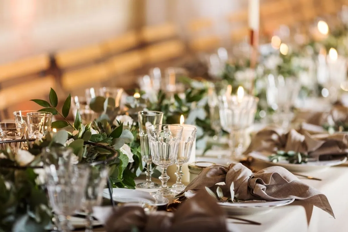 zoom sur la table d'un mariage thème végétal