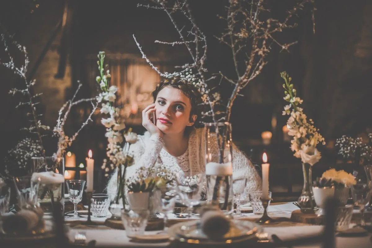 mariée dans sa table d'honneur