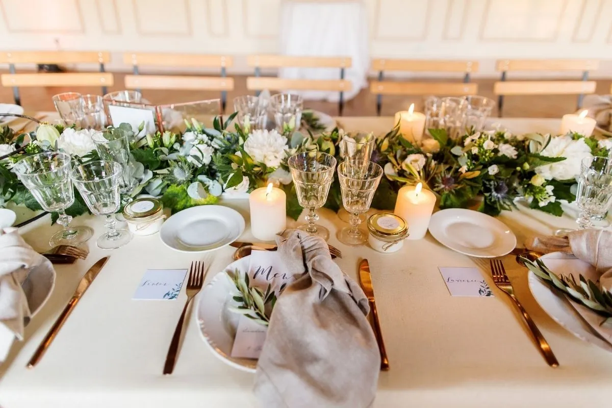 zoom sur la table d'honneur d'un mariage thème végétal