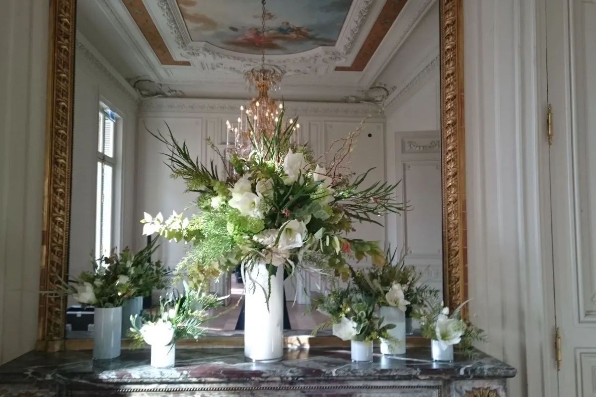 bouquet de fleurs posé sur une cheminée