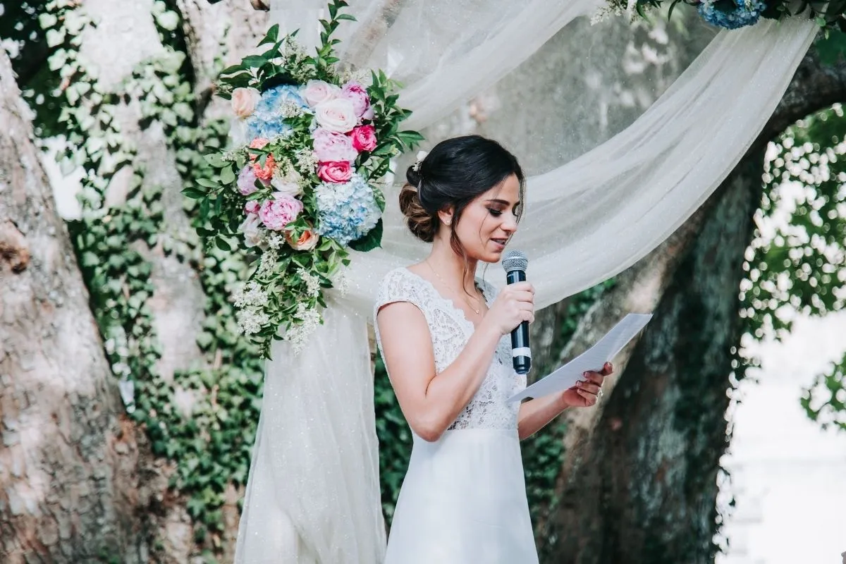 la mariée qui parle pendant la cérémonie au chateau de vallery