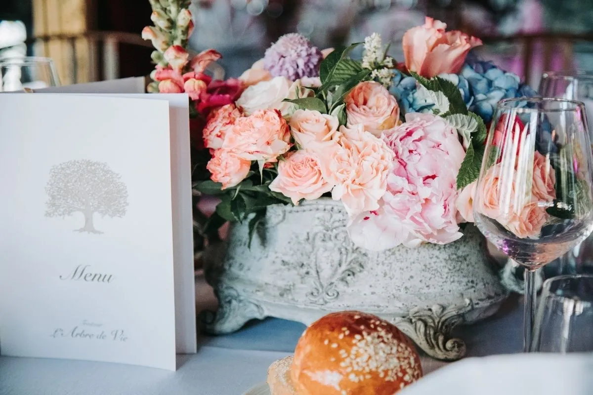 bouquet de fleurs sur les tables chateau de vallery