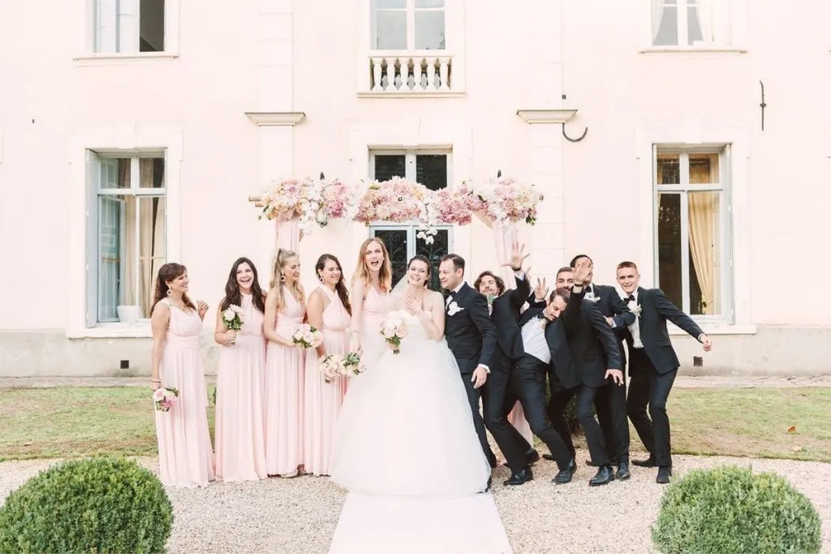 les mariés avec leurs proches au chateau de villiers