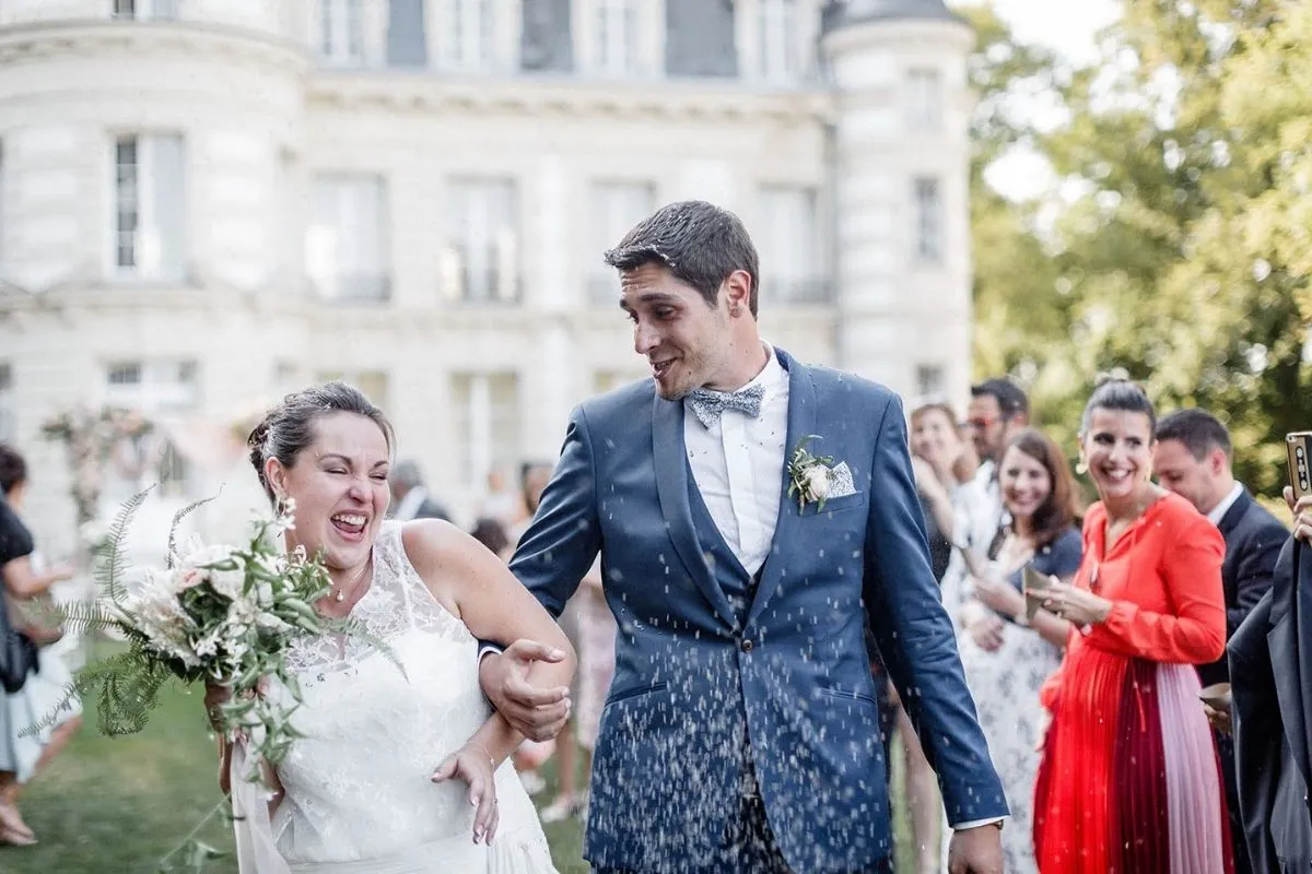 les mariés marchant au chateau d'hardricourt