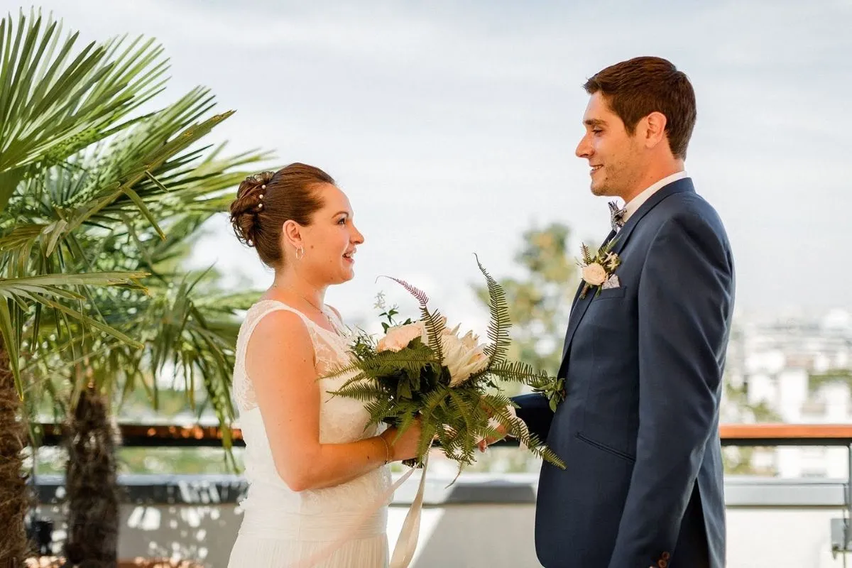 les mariés avec leur bouquet au chateau d'hardricourt